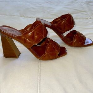 Like new- Vince Camuto Quilted Tan Leather Sandals. Sz. 5